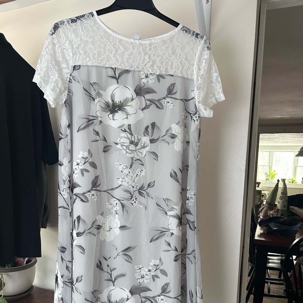 Size medium gray/white flowered dress. Brand new. Unsure of brand.